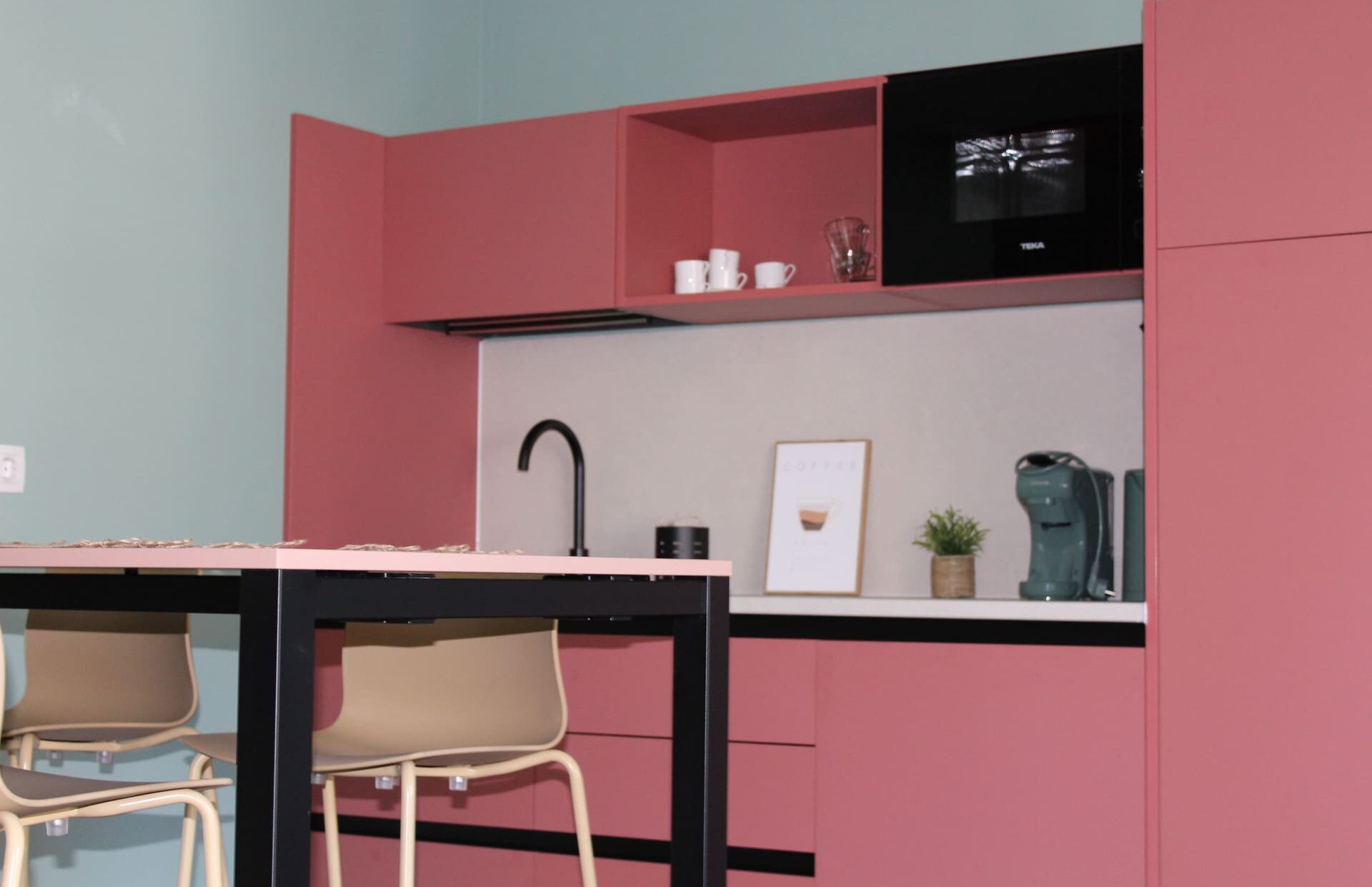 Área de descanso y cocina pequeña (kitchenette) en Coworking Kbiak, cerca de Ayete.