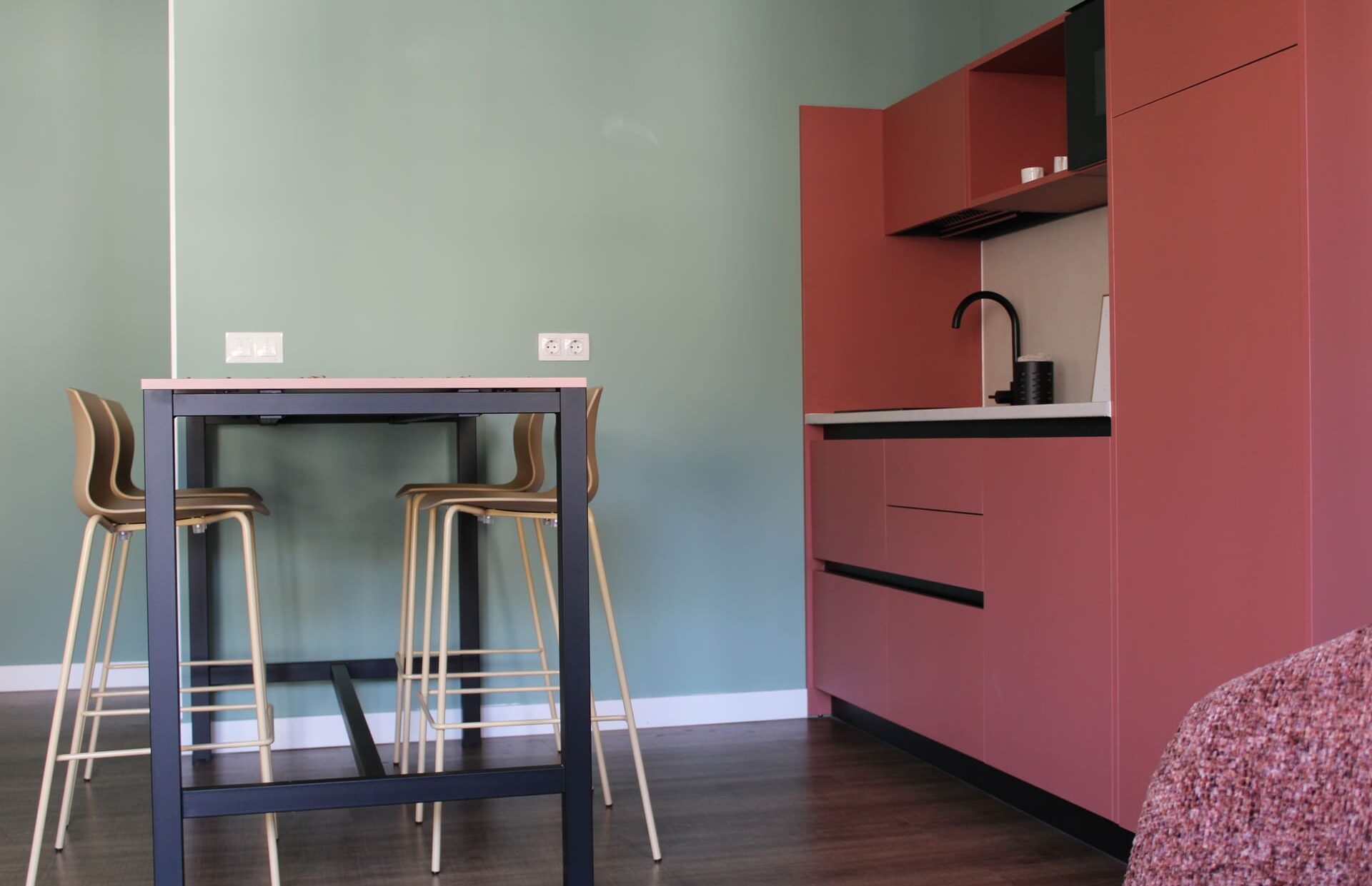 Comedor compartido y zona de reuniones informales en Kbiak Donostia.