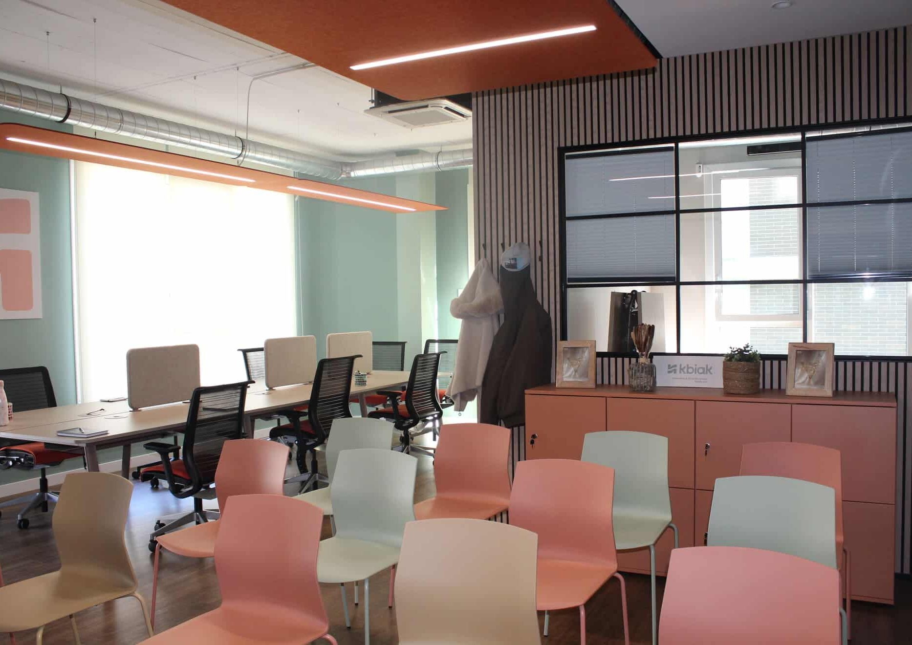 Sala de eventos en Kbiak Donostia con sillas orientadas hacia el ponente, ideal para conferencias y presentaciones de libros.