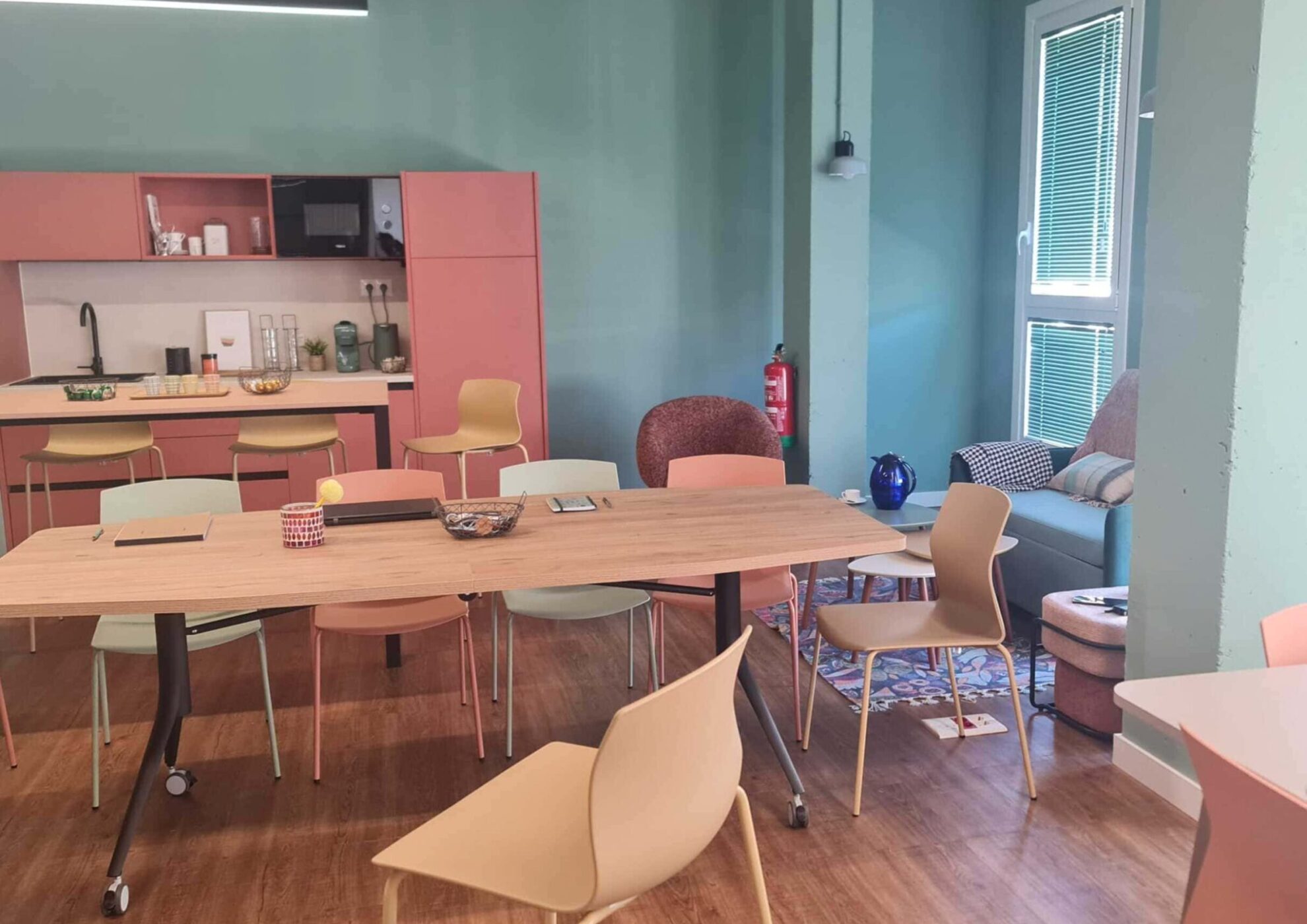 area-descanso-cocina-coworking-sala-de-eventos-kbiak-cerca-de-ayete Área de descanso y cocina pequeña (kitchenette) en Coworking Kbiak, cerca de Ayete.