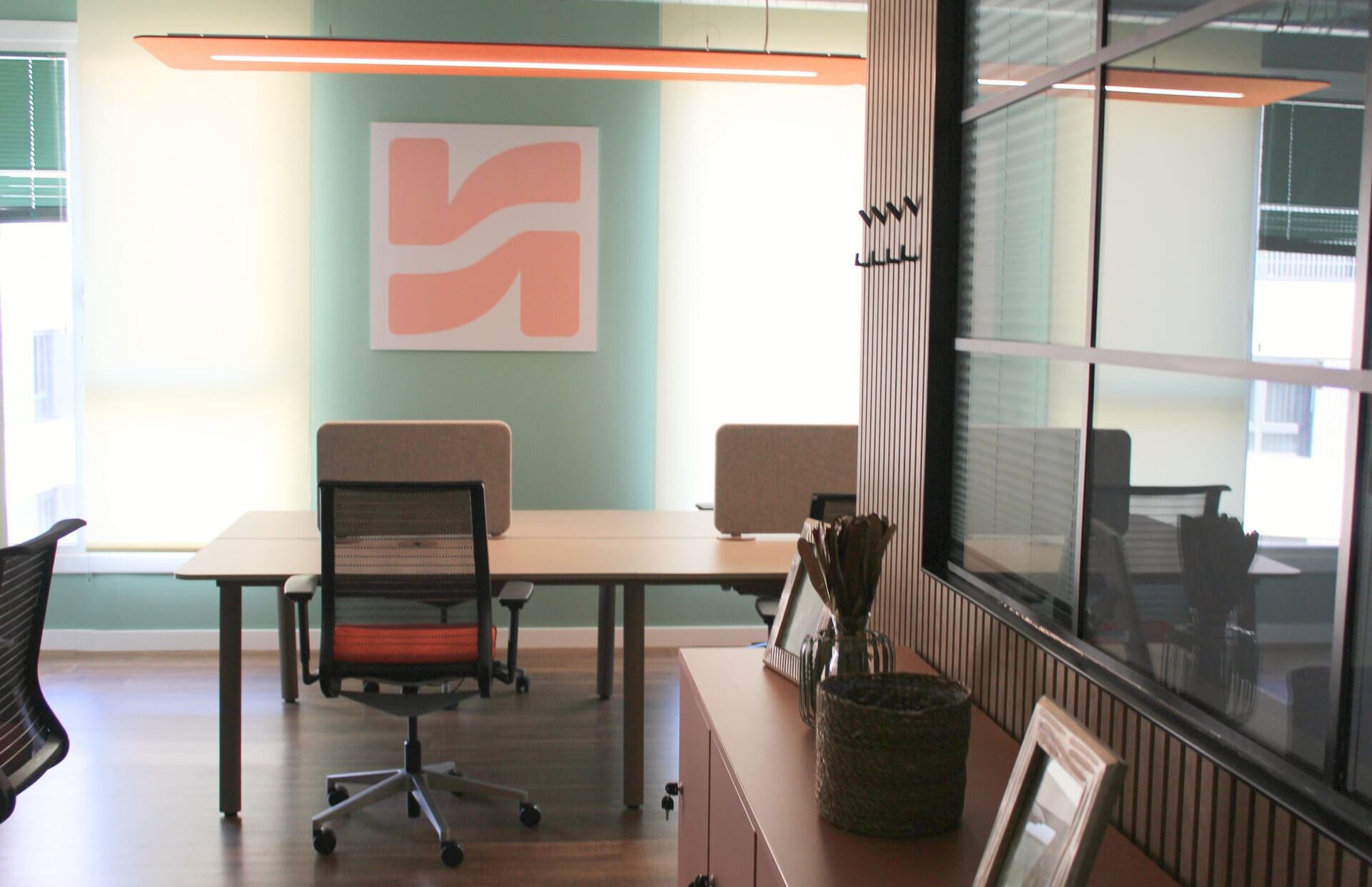 Interior del coworking boutique Kbiak en el barrio de Amara, Donostia-San Sebastián.