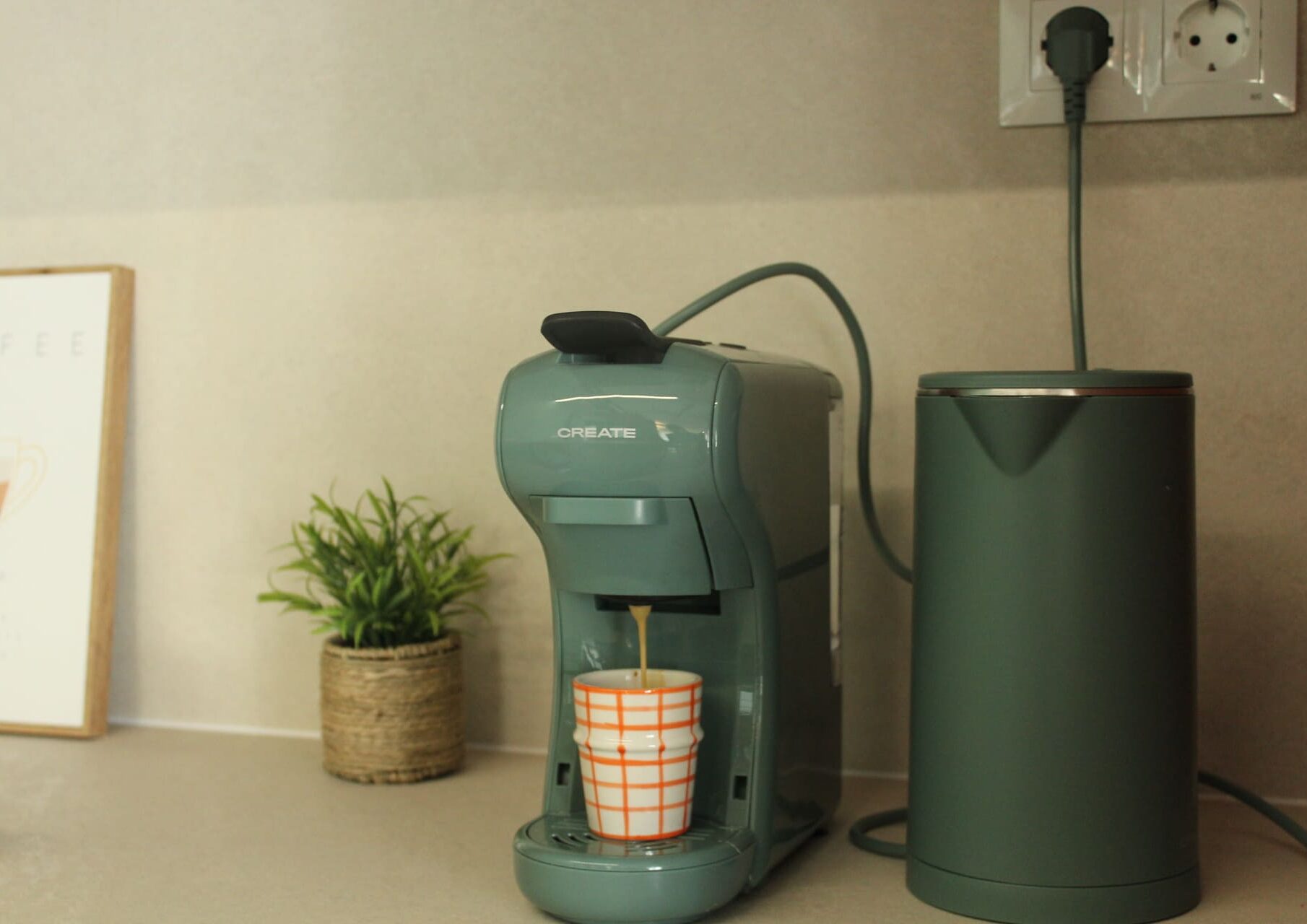 kbiak-coworking-sala-eventos-donostia-coffee-break Detalle de cafetera moderna y kettle en la zona de office de Kbiak Coworking & Sala de eventos en Amara, Donostia.