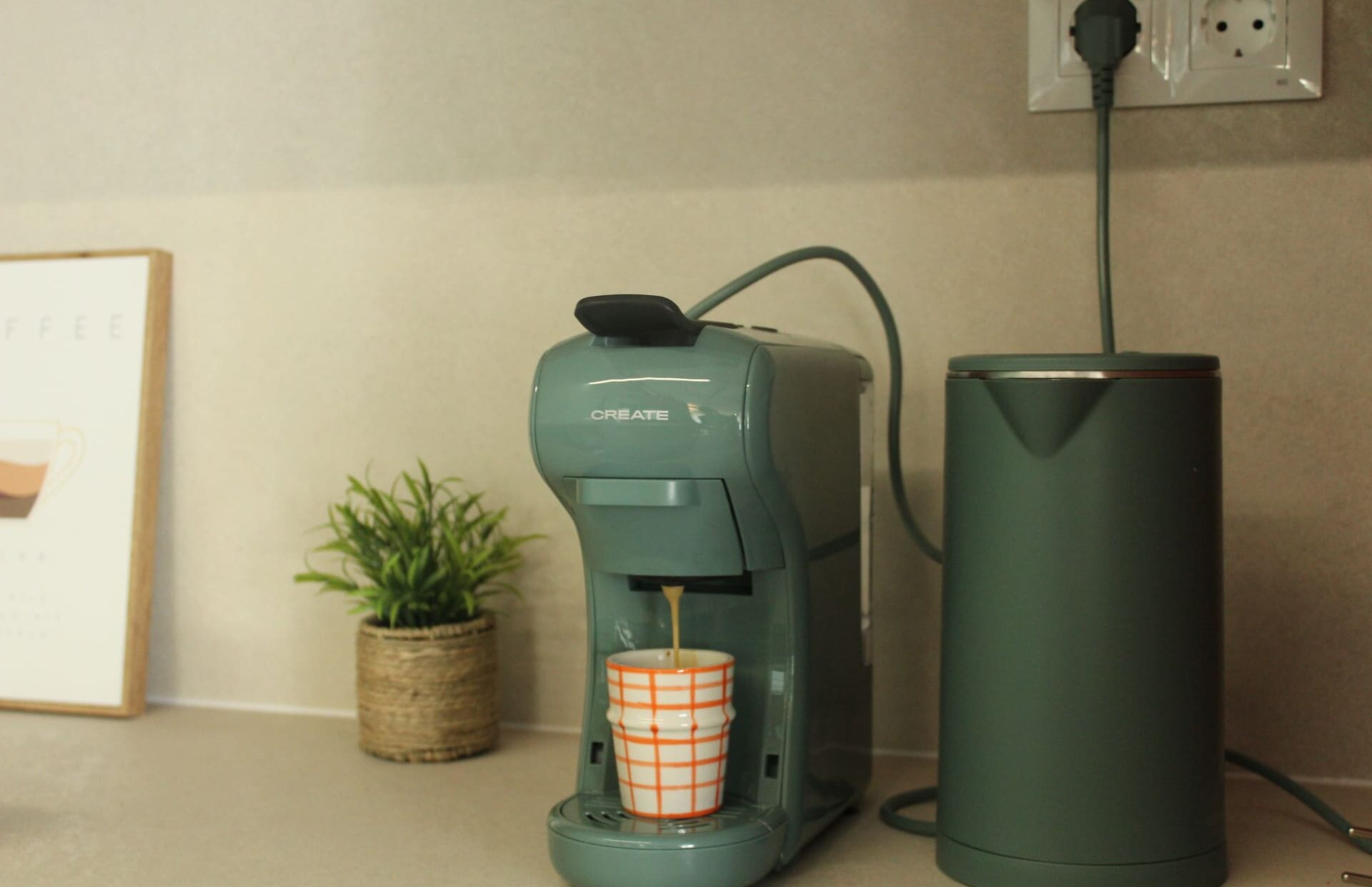 Detalle de cafetera moderna y kettle en la zona de office de Kbiak Coworking & Sala de eventos en Amara, Donostia.