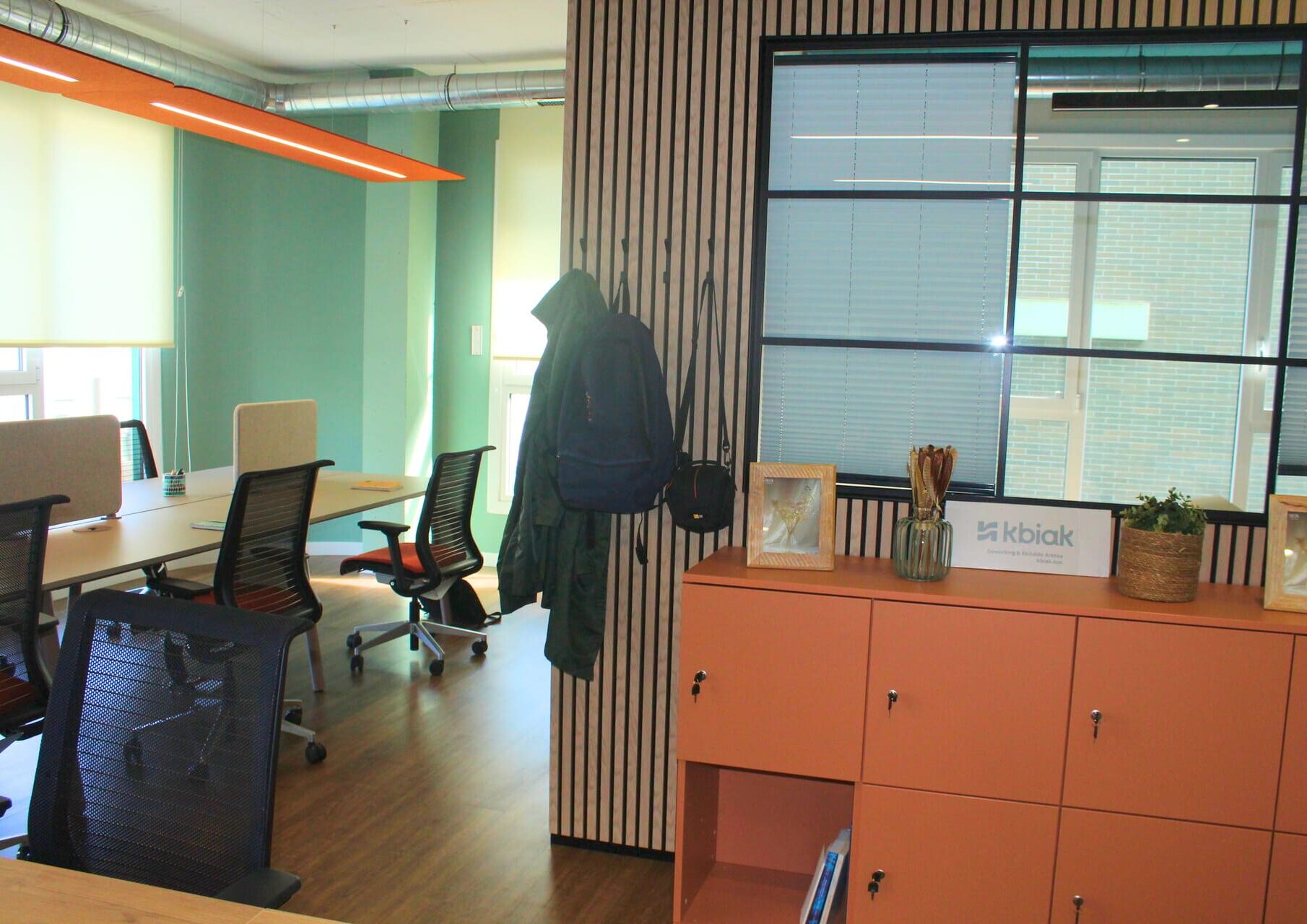 mesas-individuales-taquillas-coworking-kbiak-cerca-de-ayete Mesas y taquillas individuales en Coworking Kbiak, situado en Morlans, Amara.