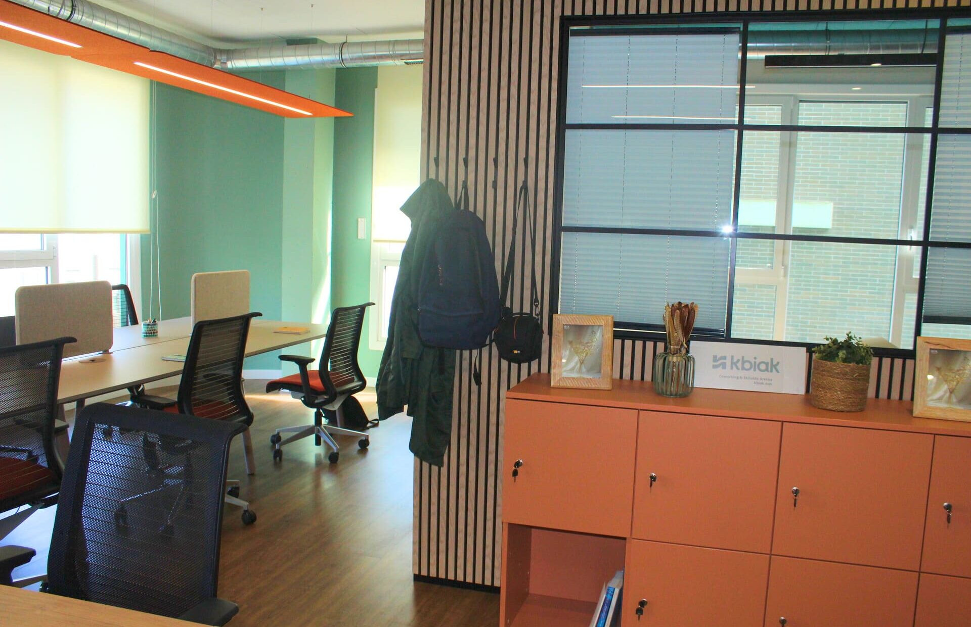Mesas y taquillas individuales en Coworking Kbiak, situado en Morlans, Amara.