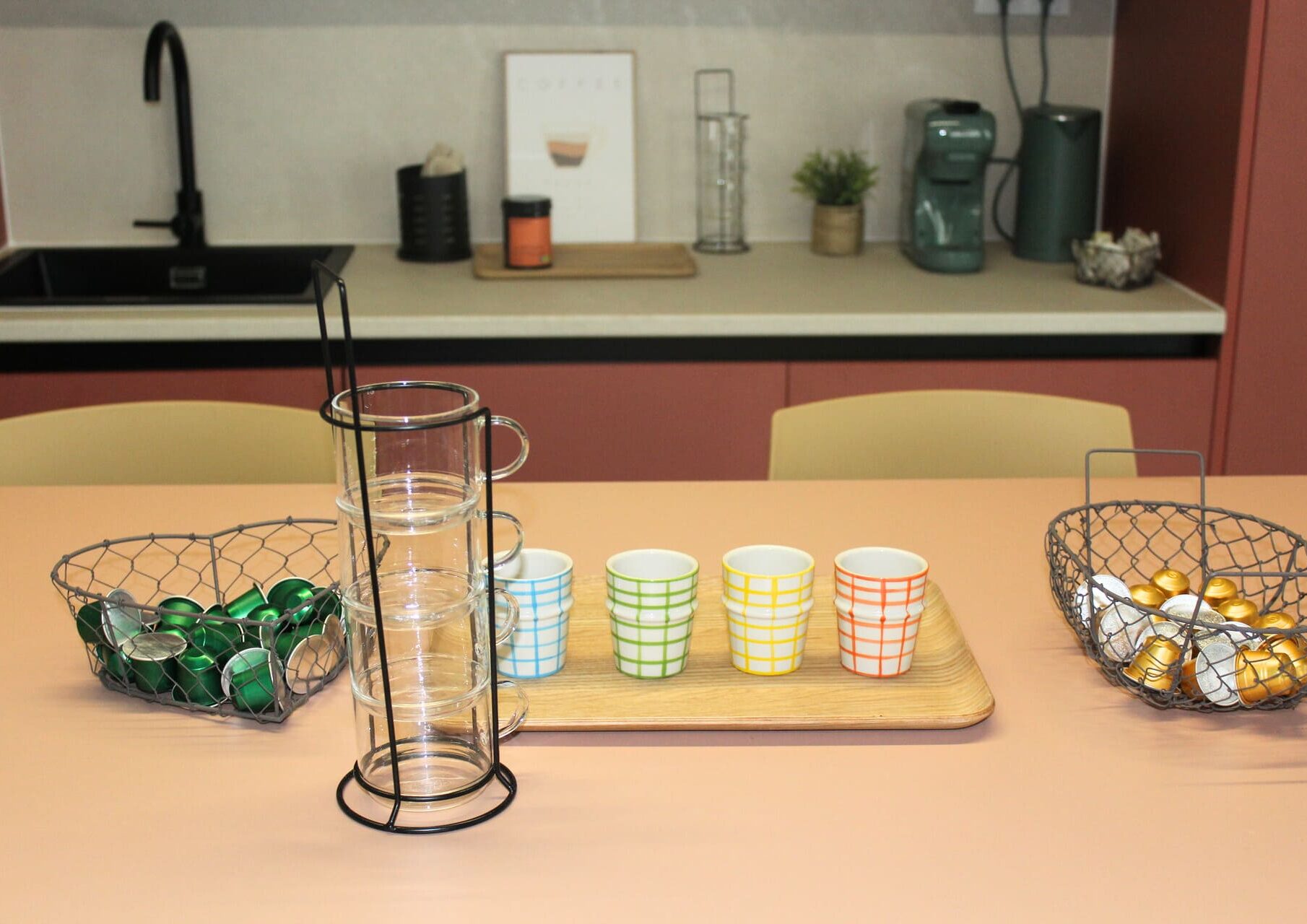 office-coworking-sala-eventos-kbiak-amara Detalle de la zona de café en el coworking boutique Kbiak, Edificio Morlans, Amara.