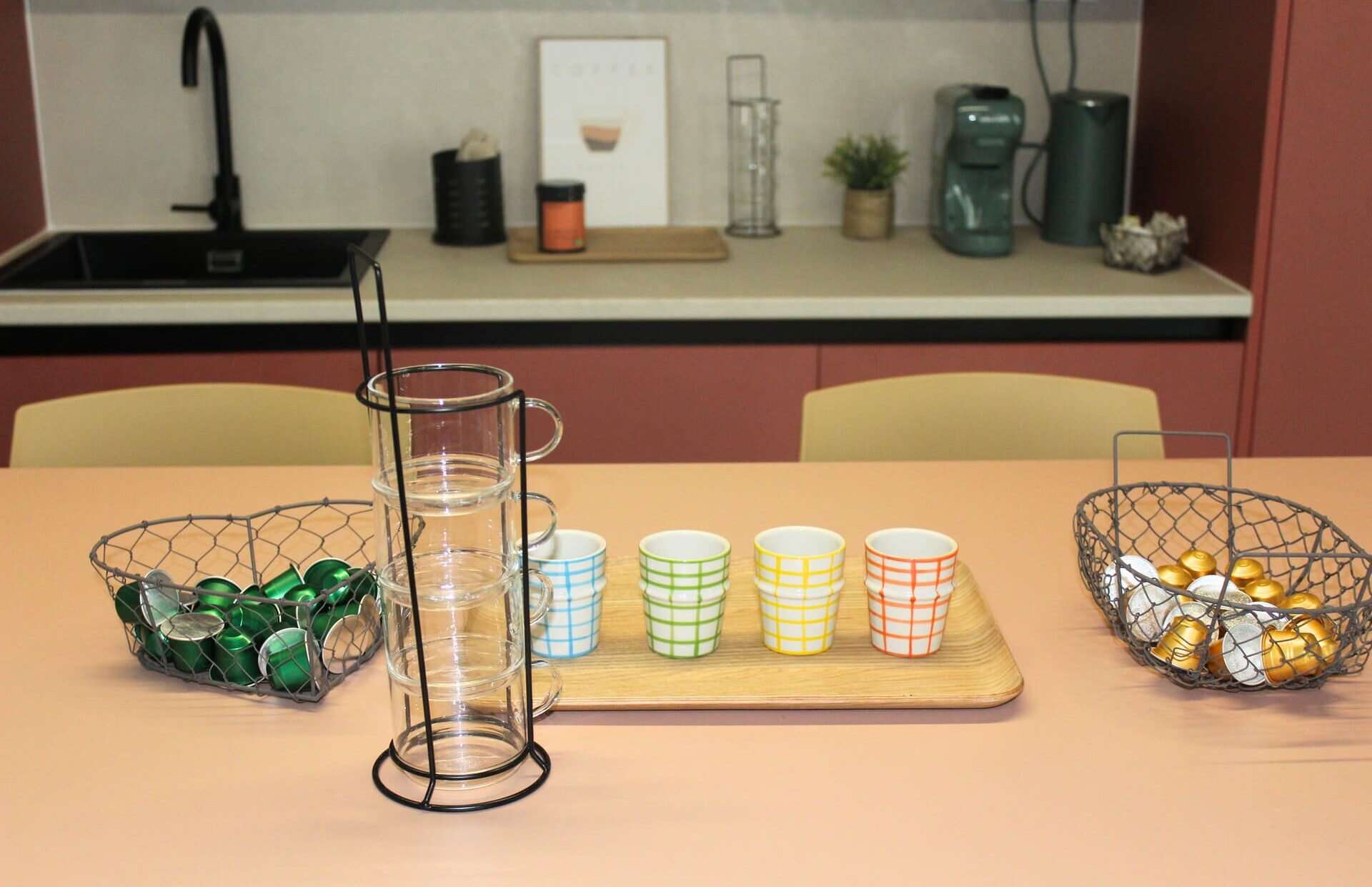 Detalle de la zona de café en el coworking boutique Kbiak, Edificio Morlans, Amara.