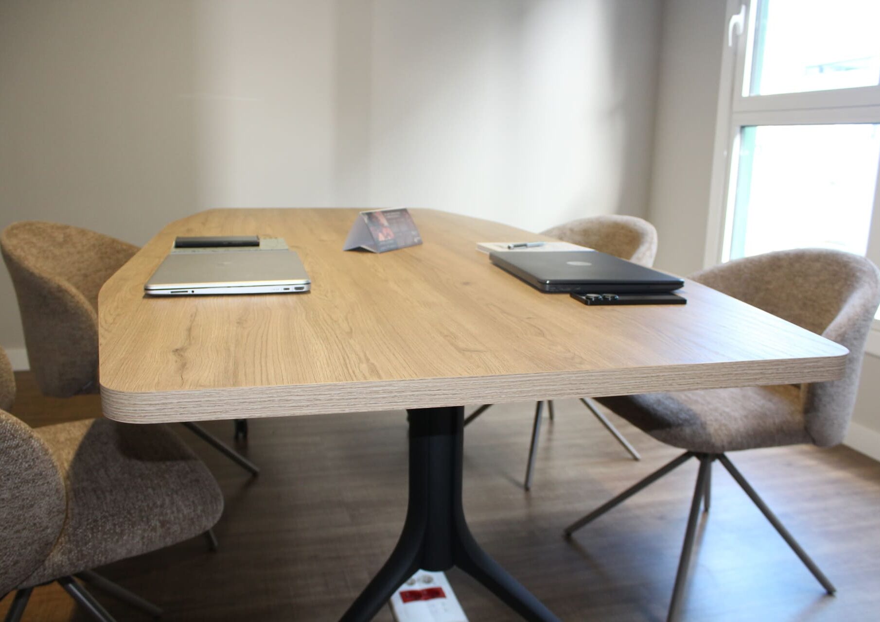 sala-reuniones-coworking-kbiak-donostia-amara Sala de reuniones en Coworking Kbiak con mesa de madera, sillas ergonómicas de tela y luz natural en Amara.