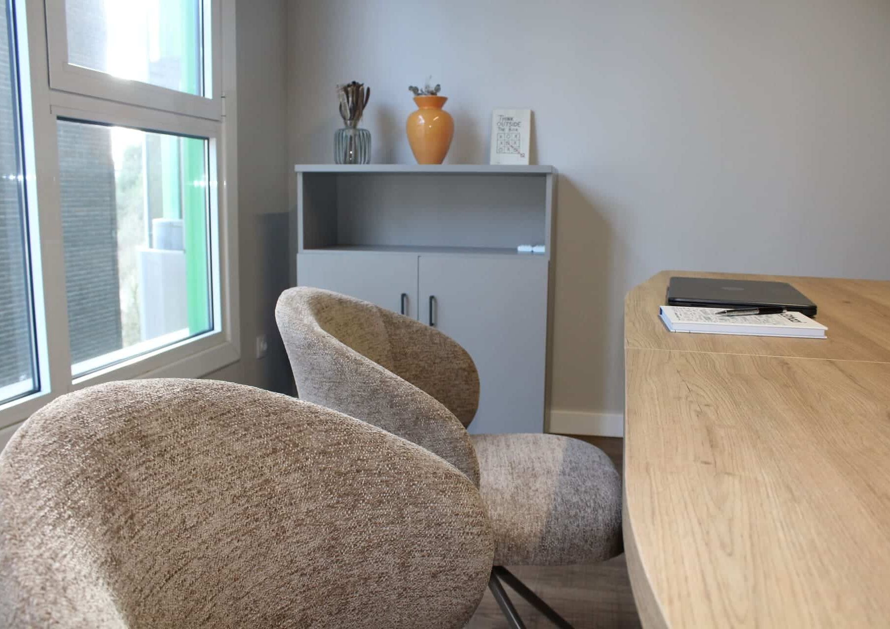 sillas-modernas-acogedoras-sala-reuniones-coworking-kbiak-cerca-de-ayete Sala de reuniones ilimitada para clientes de Coworking Kbiak